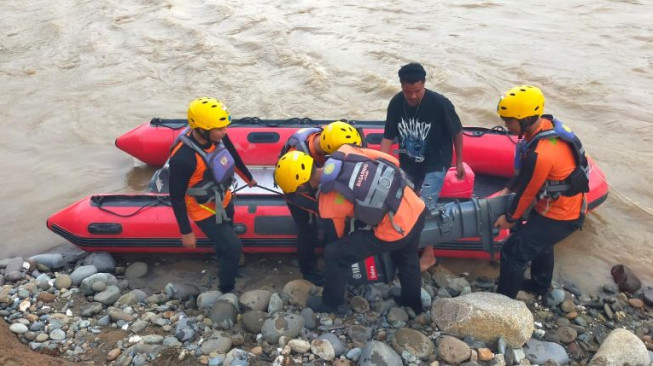 Subuh Berubah Duka, Kakek Bawi Hilang Ditelan Arus Sungai Batang Asai